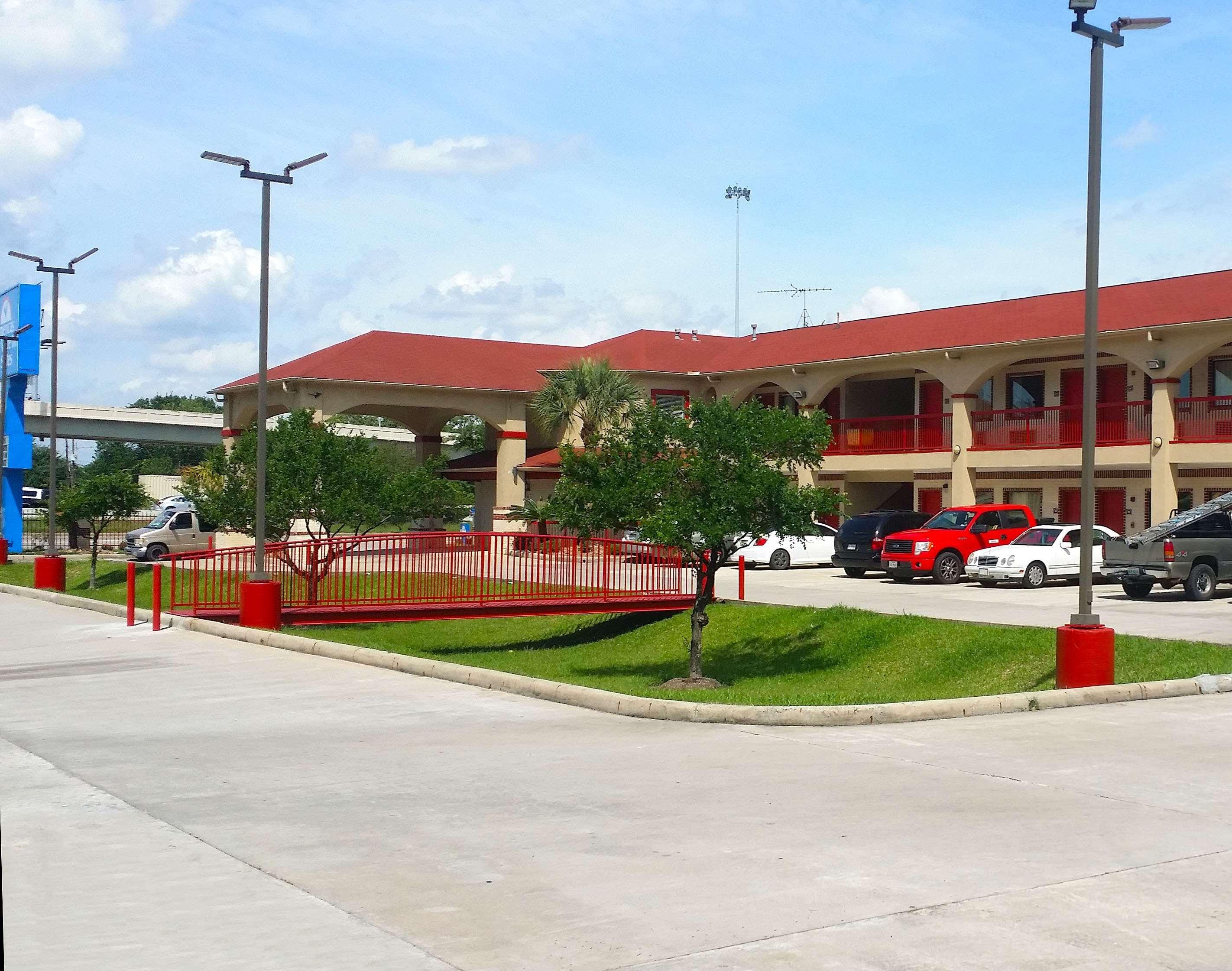 Art Hotel Transamerica Collection Porto Alegre Exterior foto A typical Econo Lodge in Houston, Texas