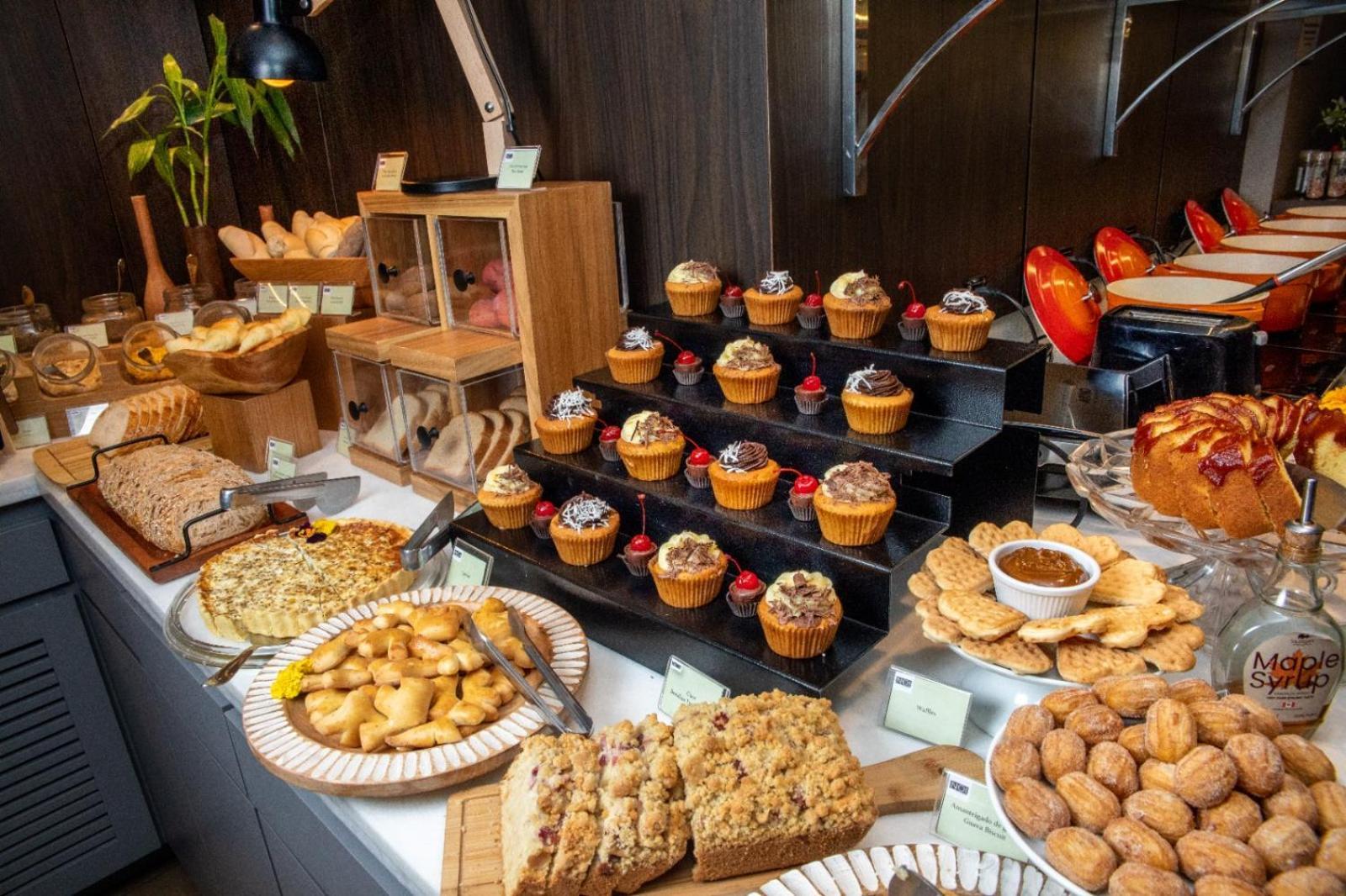 Art Hotel Transamerica Collection Porto Alegre Exterior foto A selection of baked goods